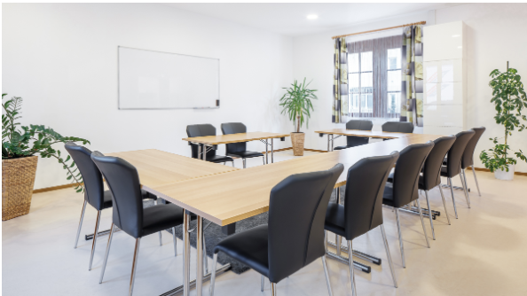 Besprechungszimmer mit Wandregal