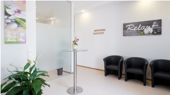 Helles Besprechungszimmer mit Pflanzen