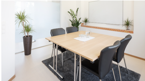 Konferenzraum mit Monitor